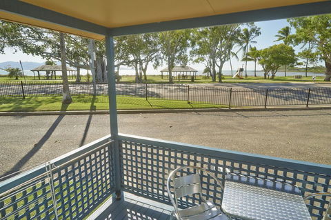 BIG4 Rowes Bay Beachfront Holiday Park - C Tourism 2