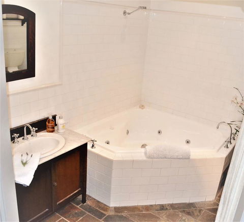 Bindley House B&B Cottage - C Tourism 1