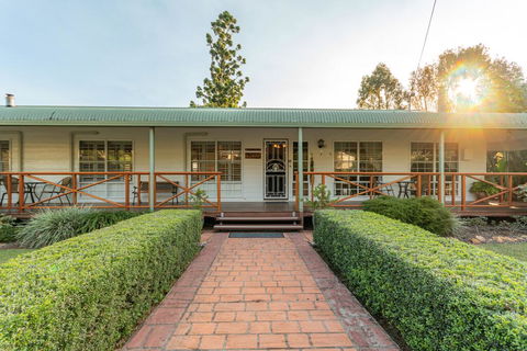 Birds 'n' Bloom Cottages - C Tourism 0