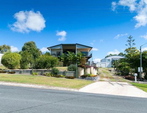 Blue Water Retreat - Upstairs & Downstairs - C Tourism 0