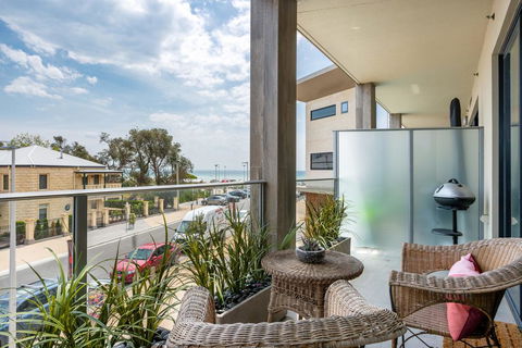 Blue Waters On The Beach: Absolute Beachfront, Views - C Tourism 0