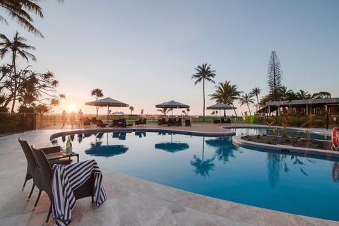 Tangalooma Island Resort Whale Watching Day Cruise With Dolphin Feeding - C Tourism 4